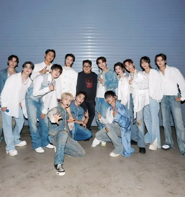 HYBEパン・シヒョク議長、J.Y.Park＆「SEVENTEEN」＆「TXT」＆「ENHYPEN」などとの認証ショット公開2