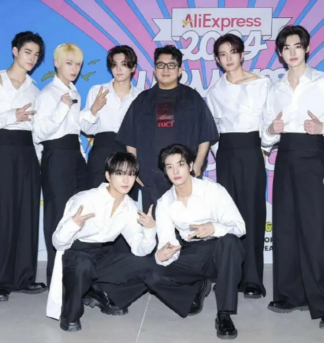 HYBEパン・シヒョク議長、J.Y.Park＆「SEVENTEEN」＆「TXT」＆「ENHYPEN」などとの認証ショット公開3