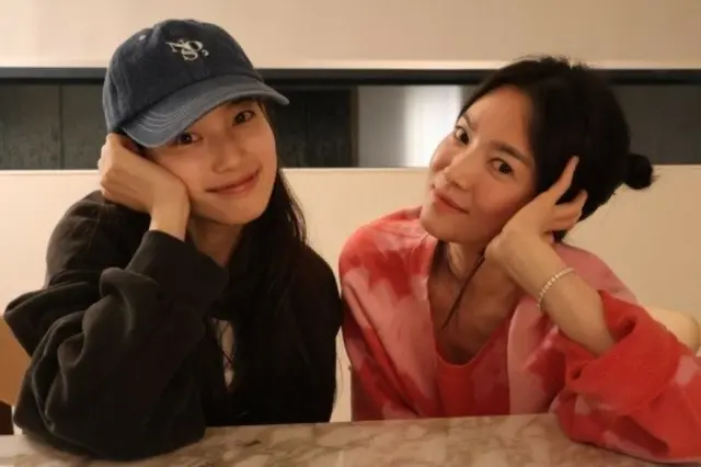 スジ（元MissA）、ソン・ヘギョとの”美女ツーショット”更新…ソン・フンミン選手のキャップも話題