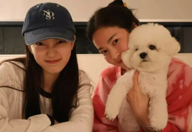 スジ（元MissA）、ソン・ヘギョとの”美女ツーショット”更新…ソン・フンミン選手の帽子も話題