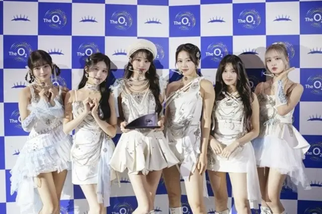 「IVE」が英国ロンドン「THE O2」記念盾を授与された。