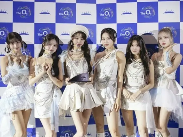 「IVE」が英国ロンドン「THE O2」記念盾を授与された。