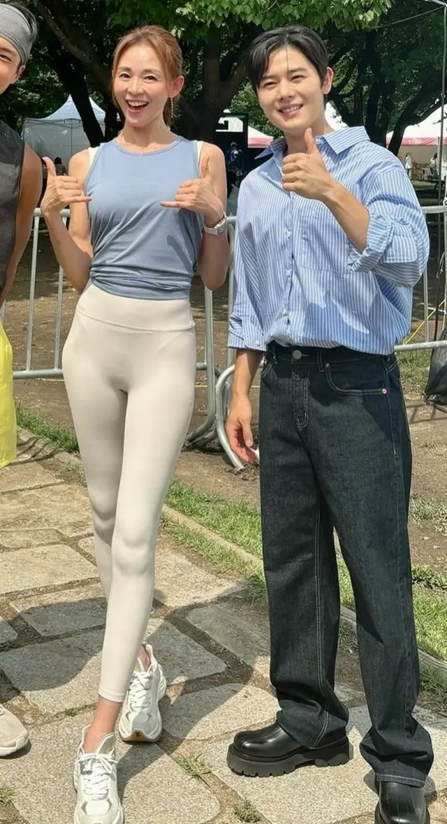 モデルSHIHO、もう48歳？…いつまでもパーフェクトなSライン「そのまま」