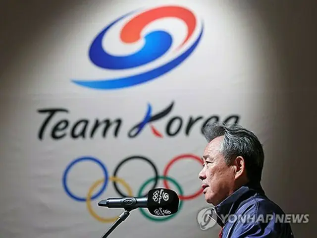 韓国代表がトレーニングする忠清北道・鎮川選手村で４月に開かれた激励行事であいさつする李起興（イ・ギフン）大韓体育会長＝（聯合ニュース）