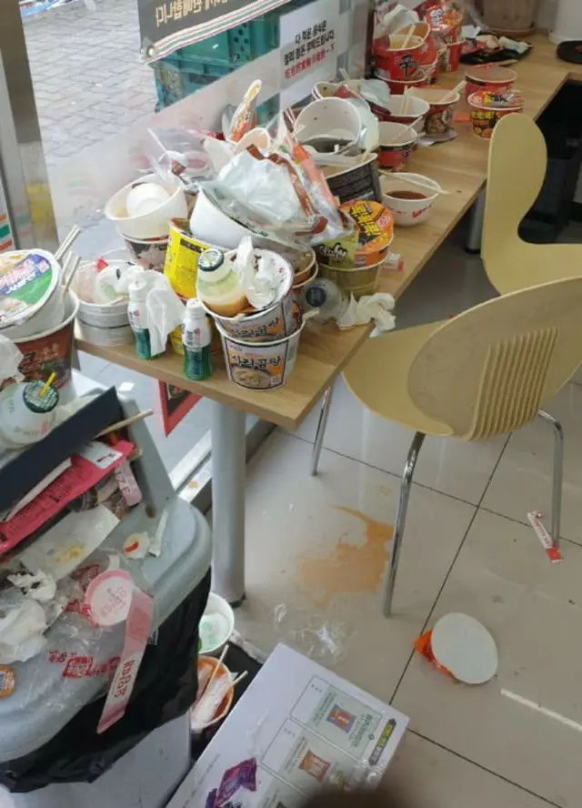中国人観光客が多く訪れるチェジュド（済州島）のコンビニが観光客らが残したごみに頭を悩ませている。