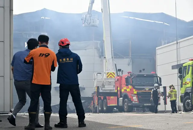 「華城・電池工場火災」死亡者の遺体解剖きょうから…身元把握に数日かかるもよう＝韓国