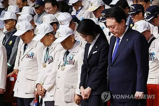 夫人と共に黙とうをささげる尹大統領（大統領室通信写真記者団）＝２５日、大邱（聯合ニュース）