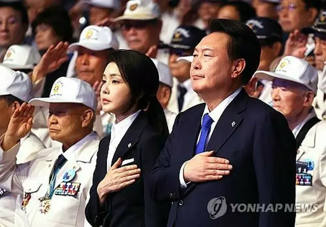 夫人と共に国旗に敬礼する尹大統領（大統領室通信写真記者団）＝２５日、大邱（聯合ニュース）