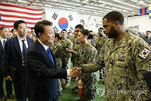 セオドア・ルーズベルトに乗艦し韓米の将兵らと握手を交わす尹大統領（左、大統領室提供）＝（聯合ニュース）≪転載・転用禁止≫