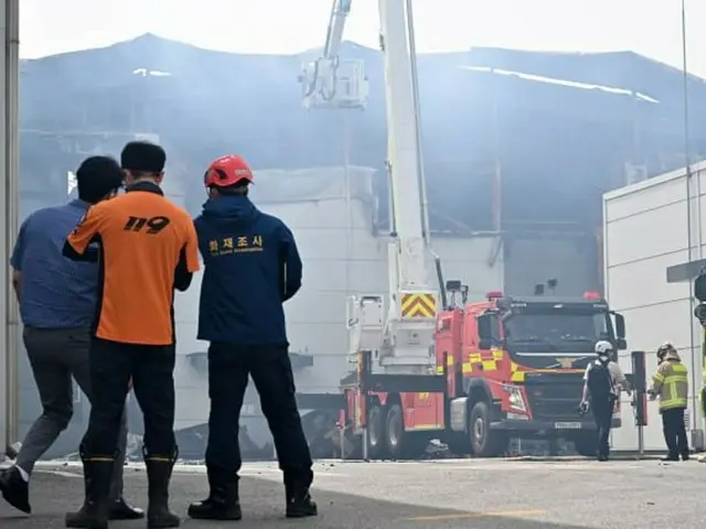 鎮火、捜索作業をしている消防隊員たち