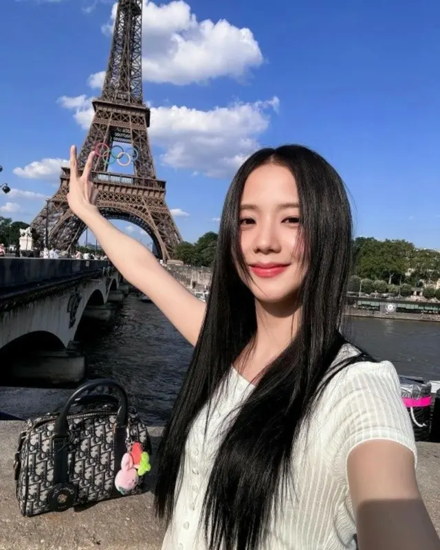 「BLACKPINK」JISOO、エッフェル塔よりも先に目にはいる美貌