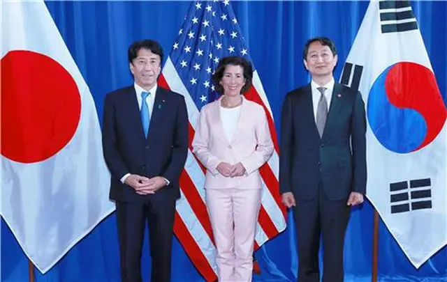 会合で記念撮影する（右から）韓国の安徳根・産業通商資源部長官、米国のレモンド商務長官、日本の斎藤健経済産業相（産業通商資源部提供）＝（聯合ニュース）≪転載・転用禁止≫
