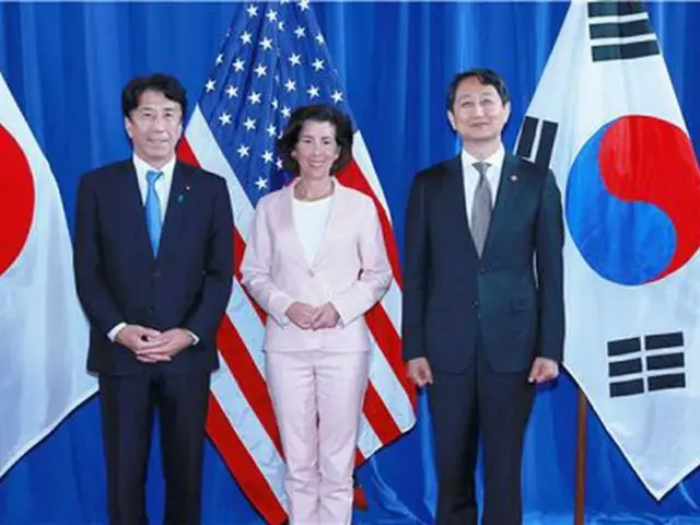 会合で記念撮影する（右から）韓国の安徳根・産業通商資源部長官、米国のレモンド商務長官、日本の斎藤健経済産業相（産業通商資源部提供）＝（聯合ニュース）≪転載・転用禁止≫