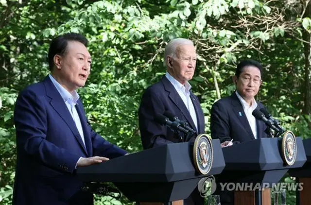 ２０２３年８月、米大統領山荘のキャンプデービッドで共同記者会見を行う（左から）韓国の尹錫悦（ユン・ソクヨル）大統領、米国のバイデン大統領、日本の岸田文雄首相＝（聯合ニュース）