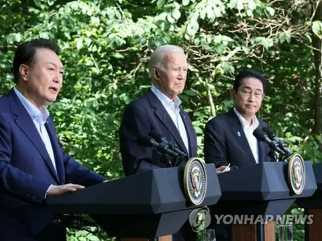 ２０２３年８月、米大統領山荘のキャンプデービッドで共同記者会見を行う（左から）韓国の尹錫悦（ユン・ソクヨル）大統領、米国のバイデン大統領、日本の岸田文雄首相＝（聯合ニュース）