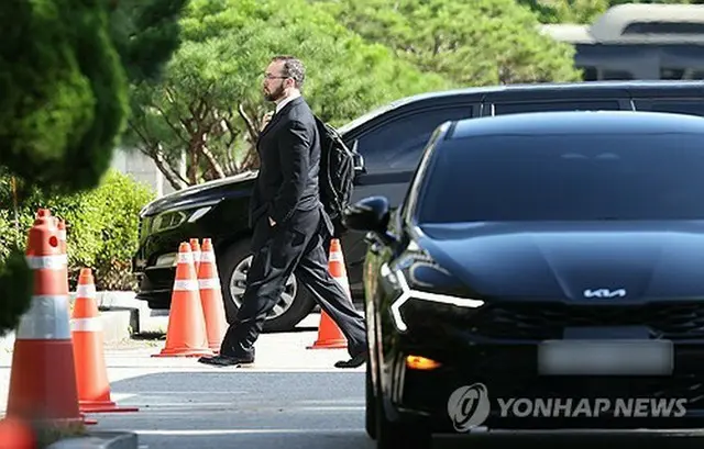 ４回目会合の会場となったソウル・韓国国防研究院に入る関係者＝２５日、ソウル（聯合ニュース）