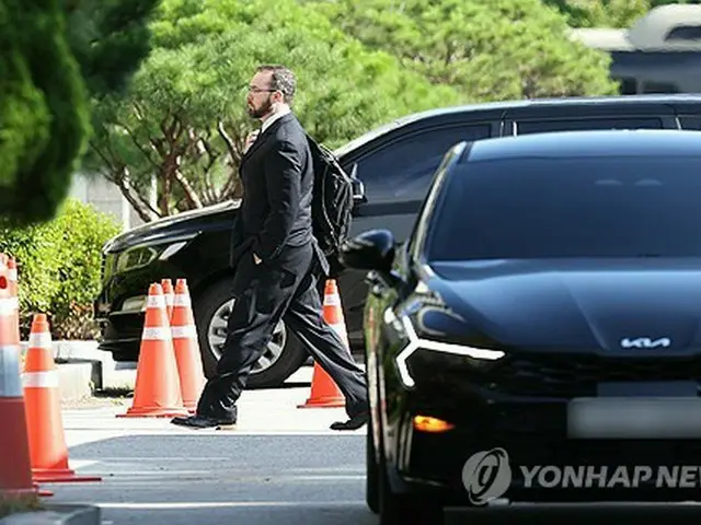 ４回目会合の会場となったソウル・韓国国防研究院に入る関係者＝２５日、ソウル（聯合ニュース）
