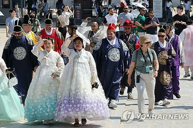 伝統衣装の韓服を着て観光する外国人客（資料写真）＝（聯合ニュース）