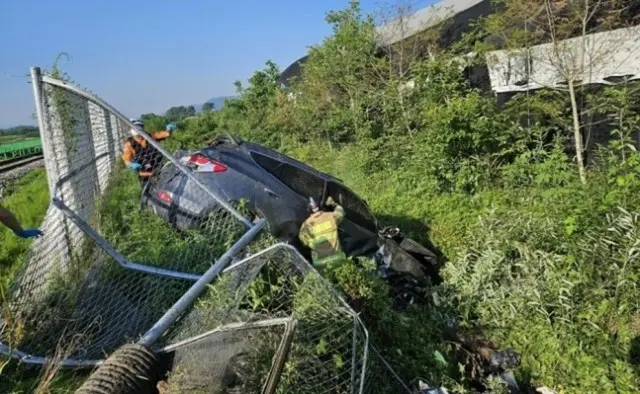 踏切で「列車とSUV」が衝突…40代の運転手が死亡＝韓国