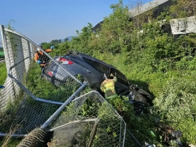 踏切で「列車とSUV」が衝突…40代の運転手が死亡＝韓国
