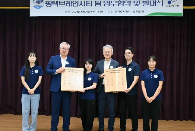 平沢市BrainCity_サイン伝達。 左からコ・ミソ選手、ハン・スンド代表、仲邑菫選手、カン・パルムン社長、アン・ヒョンジュン監督、キム・ジュア選手（写真：韓国棋院）