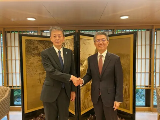 握手を交わす金烘均（キム・ホンギュン）外交部第１次官（右）と岡野正敬外務次官（外交部提供）＝（聯合ニュース）≪転載・転用禁止≫