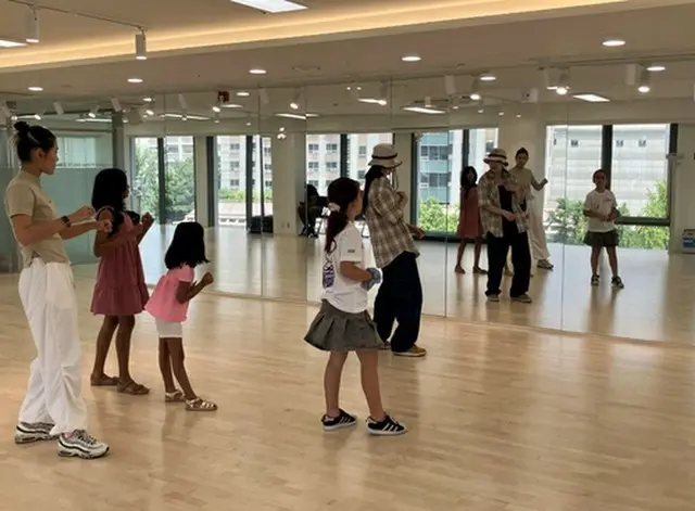 明洞アートブリーズで行われている外国人観光客向けのダンス講座（ソウル市中区提供）＝（聯合ニュース）≪転載・転用禁止≫