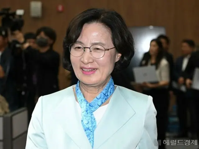 秋美愛、共に民主党議員