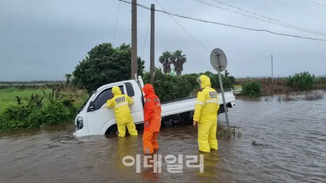 豪雨により車が浸水、一時間当たりの降水量歴代最多を記録＝韓国