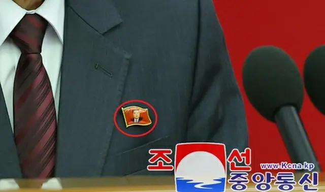 金正恩氏の肖像が描かれたバッジ＝（朝鮮中央通信＝聯合ニュース）≪転載・転用禁止≫