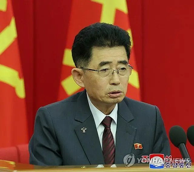 ２９日の党中央委員会総会で金正恩氏のバッジを着用した金成男（キム・ソンナム）朝鮮労働党国際部長＝（朝鮮中央通信＝聯合ニュース）≪転載・転用禁止≫
