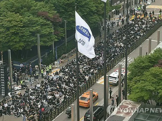 ５月２４日にソウルで開かれた集会に参加した組合員ら＝（聯合ニュース）