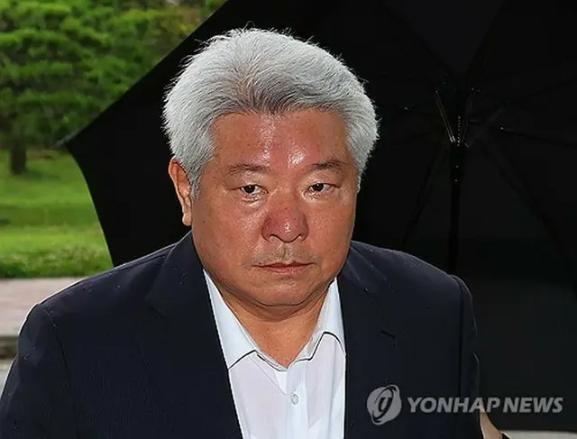 放送通信委員会がある政府果川庁舎に出勤する金氏＝２日、果川（聯合ニュース）