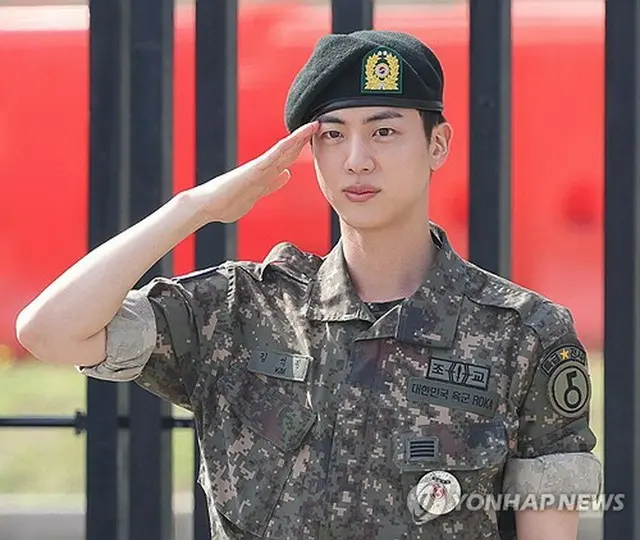 先月１２日、兵役を終えて除隊したＪＩＮさん＝（聯合ニュース）
