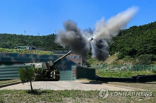 ６月２６日に行われた海上射撃訓練で射撃を行う自走砲Ｋ９（海兵隊司令部提供）＝（聯合ニュース）≪転載・転用禁止≫