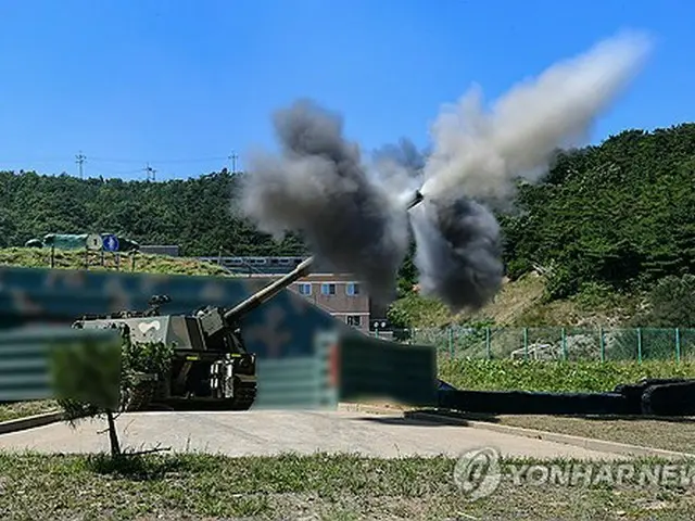 ６月２６日に行われた海上射撃訓練で射撃を行う自走砲Ｋ９（海兵隊司令部提供）＝（聯合ニュース）≪転載・転用禁止≫