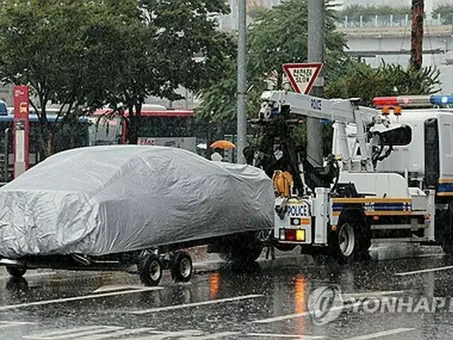 けん引される事故を起こした車両＝２日、ソウル（聯合ニュース）