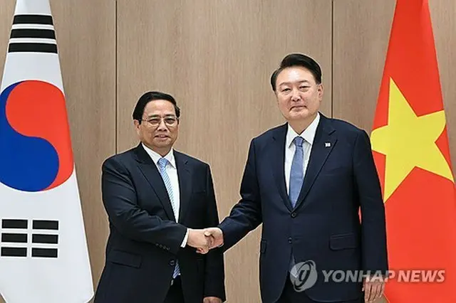 握手する尹大統領（右）とチン首相（大統領室提供）＝（聯合ニュース）≪転載・転用禁止≫