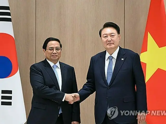 握手する尹大統領（右）とチン首相（大統領室提供）＝（聯合ニュース）≪転載・転用禁止≫