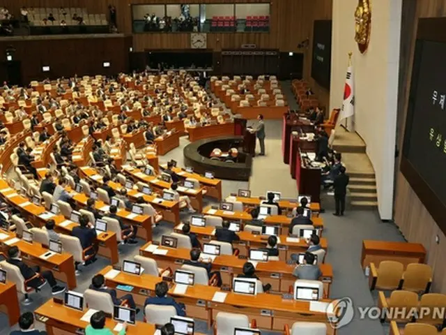 妨害演説を行う与党「国民の力」の劉相凡（ユ・サンボム）議員＝（聯合ニュース）
