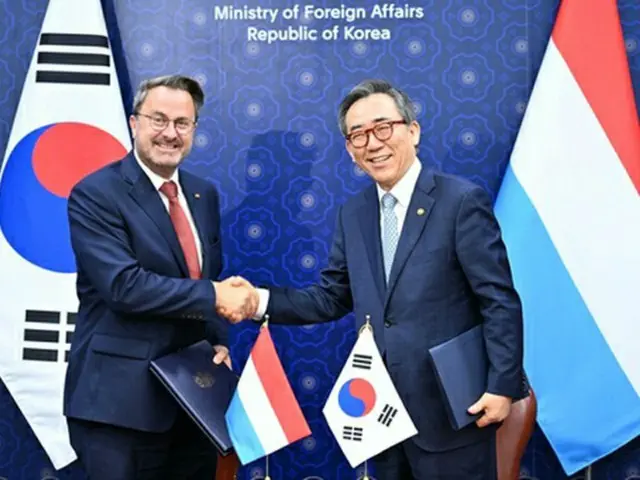 握手を交わす韓国の趙兌烈（チョ・テヨル）外交部長官（右）とルクセンブルクのベッテル副首相兼外相（外交部提供）＝（聯合ニュース）≪転載・転用禁止≫