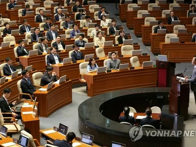 フィリバスターが行われている国会本会議の様子＝３日、ソウル（聯合ニュース）