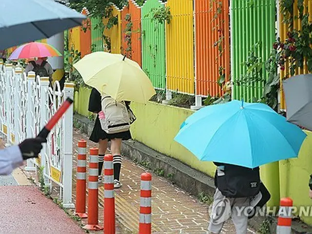 小学校の登校路（資料写真）＝（聯合ニュース）