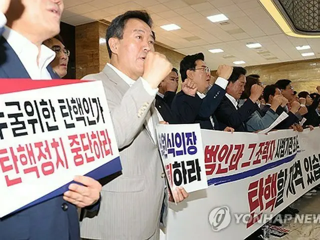 国会本会議場前で共に民主党を非難する国民の力の議員ら＝４日、ソウル（聯合ニュース）