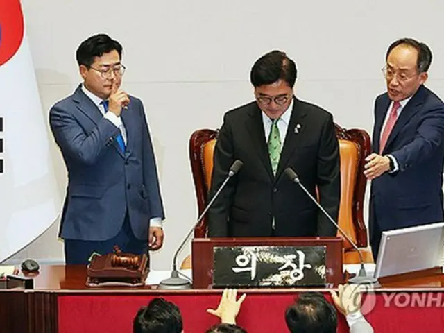 ４日の国会本会議で、演説を長時間続けて議事進行を妨げる「フィリバスター」を行う国民の力の郭圭沢（クァク・ギュテク）国会議員（中央）と討論終了の要請に抗議する同党の秋慶鎬（チュ・ギョンホ）院内代表（右）、静粛を求める共に民主党の朴贊大（パク・チャンデ）院内代表＝（聯合ニュース）