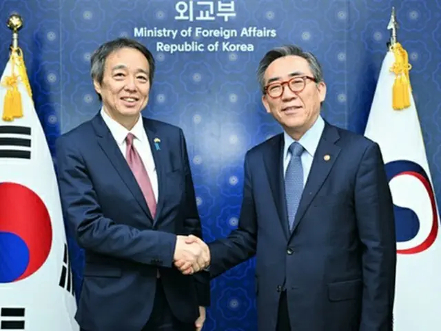 握手を交わす水嶋氏（左）と趙氏（外交部提供）＝（聯合ニュース）≪転載・転用禁止≫