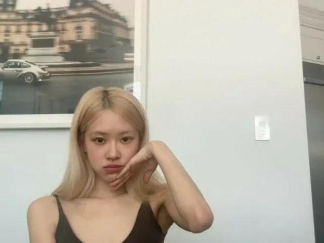 「BLACKPINK」ROSE、金髪美女の姿を披露...近況を公開