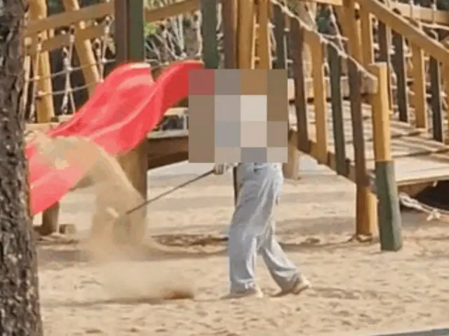 公園で「バンカーショット」練習をする男性＝韓国