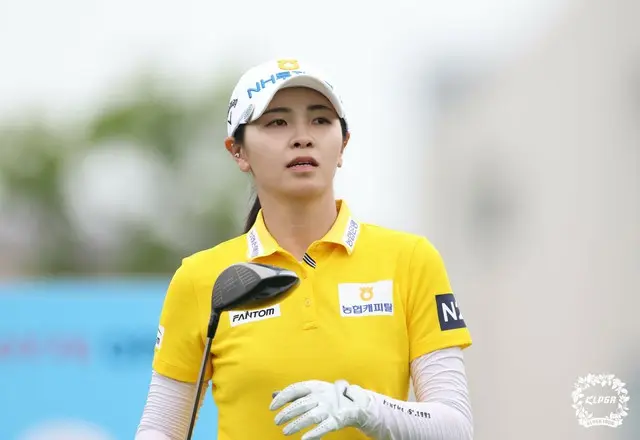 FR 6番ホールでティーショット後のボールの方向を確認しているイ・ガヨン（写真：KLPGA）
