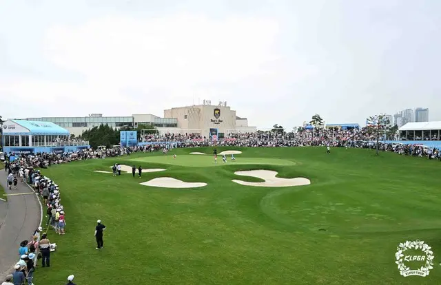 FR 18番ホールで応援しているギャラリーたち（写真：KLPGA）